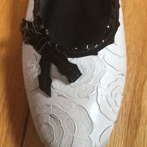 Couture Donald J Pilner  Ivory Flats 6 1/2